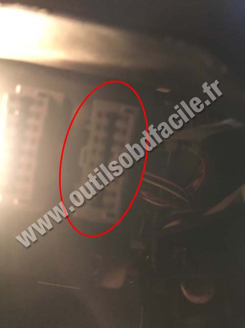 Aston Martin DB9 - OBD port