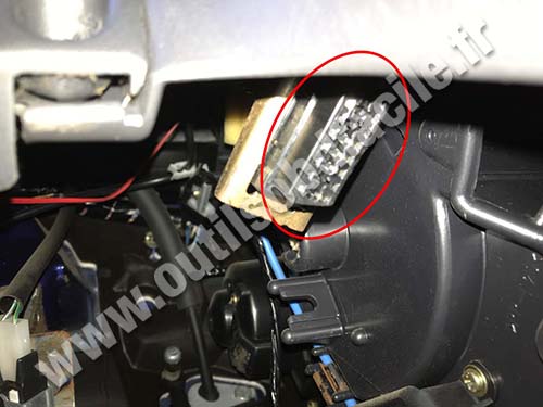 Daihatsu YRV - OBD plug