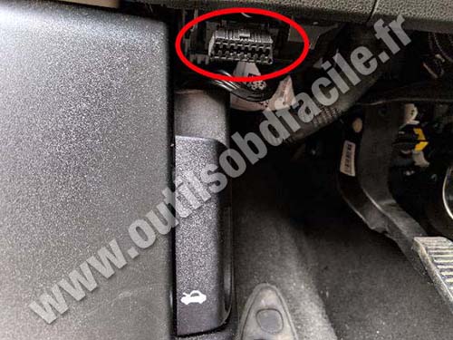 Fiat 500L - OBD port