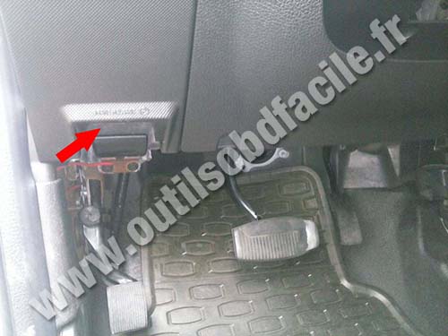 Ford Explorer Sport Trac - Hood lever