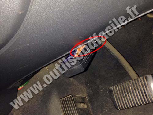 Holden Commodore VT RHD - OBD 2 socket