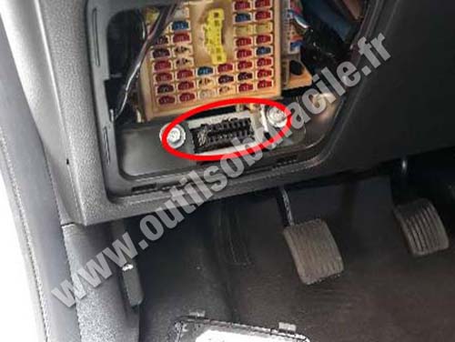 Hyundai i10 - OBD plug