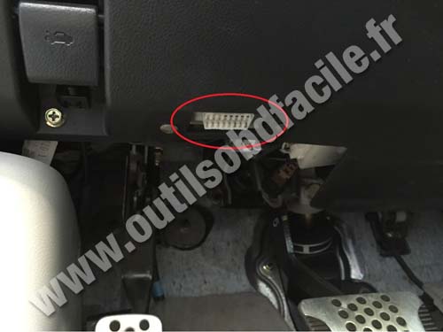 Infiniti G35 diagnostic socket