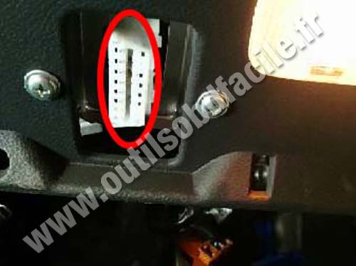 Infiniti QX70 OBD II socket