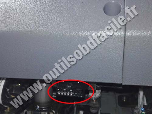 Kia Carens - OBD II port