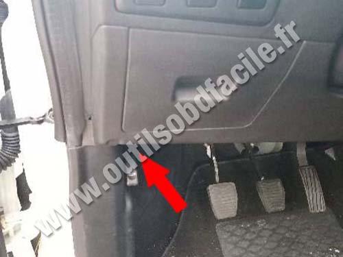 Mahindra KUV100 - Pedals