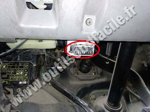 Mitsubishi Montero - OBD port