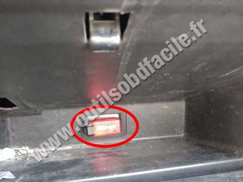 Nissan Aprio - OBD port