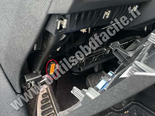 Peugeot 408 III - OBD connector