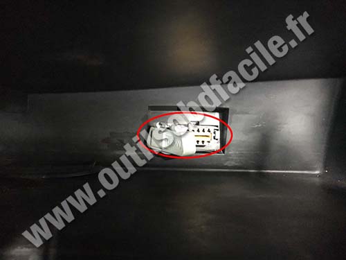 Renault Duster - OBD plug