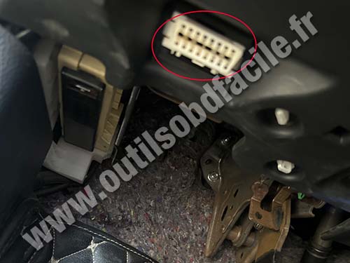 Toyota Avalon V - OBD socket view