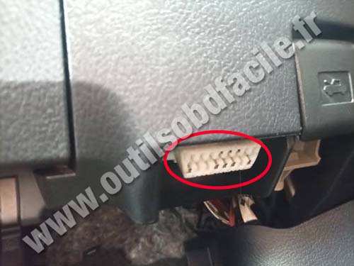 Toyota Vitz - OBD connector