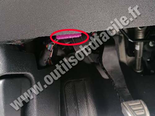 Volkswagen Taigo - OBD connector view